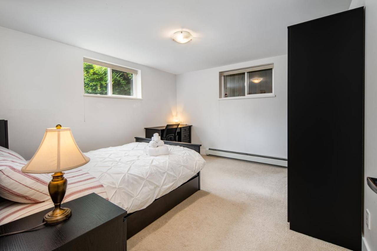 Gorgeous 4 Bedroom Garden Level Suite At Vancouver West & Ubc Екстериор снимка